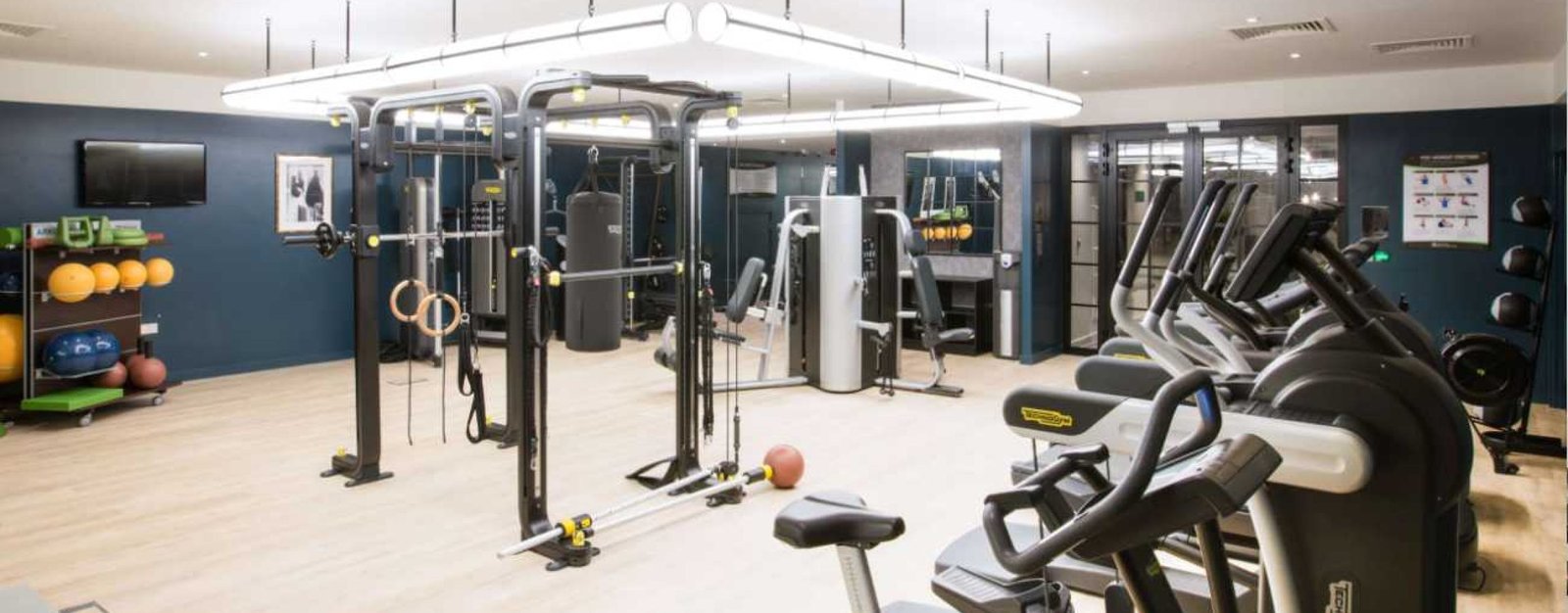 HAMPSTEAD MANOR Featured